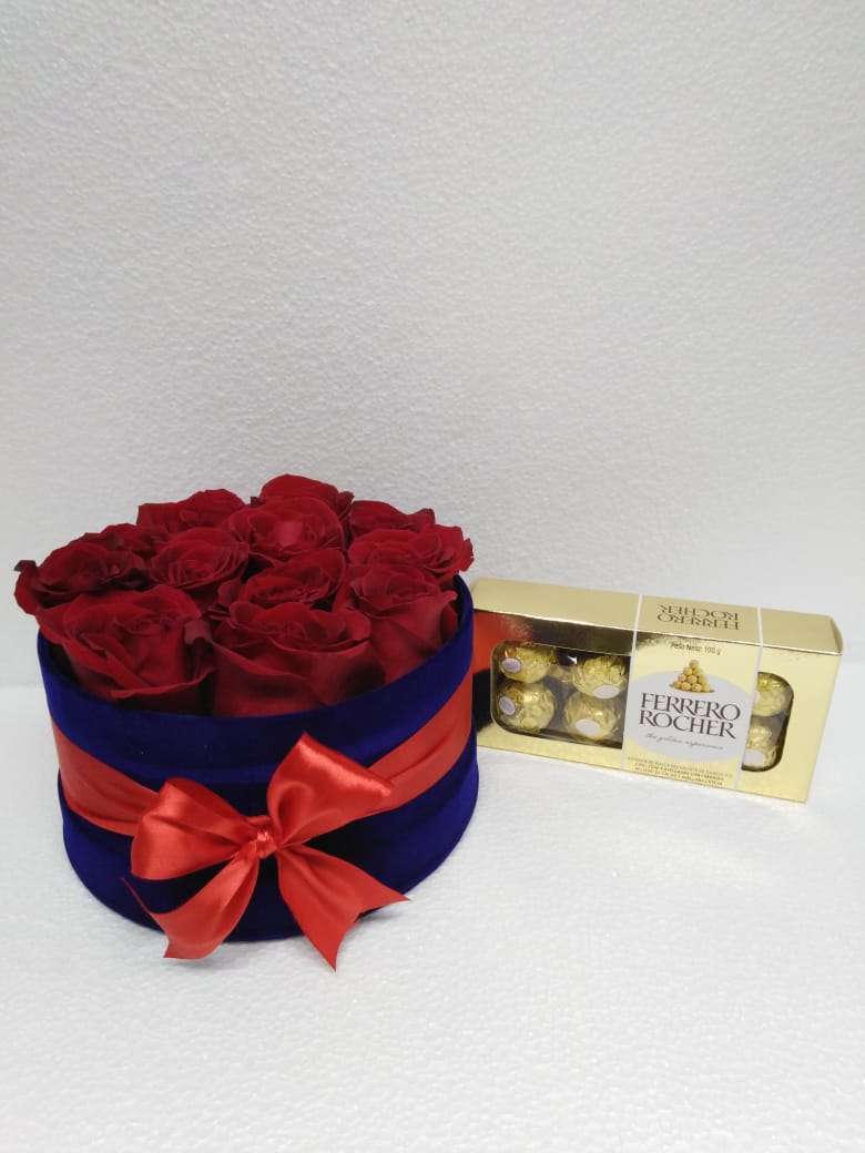 12 Rosas en Caja Redonda y Bombones Ferrero Rocher 100 Gramos